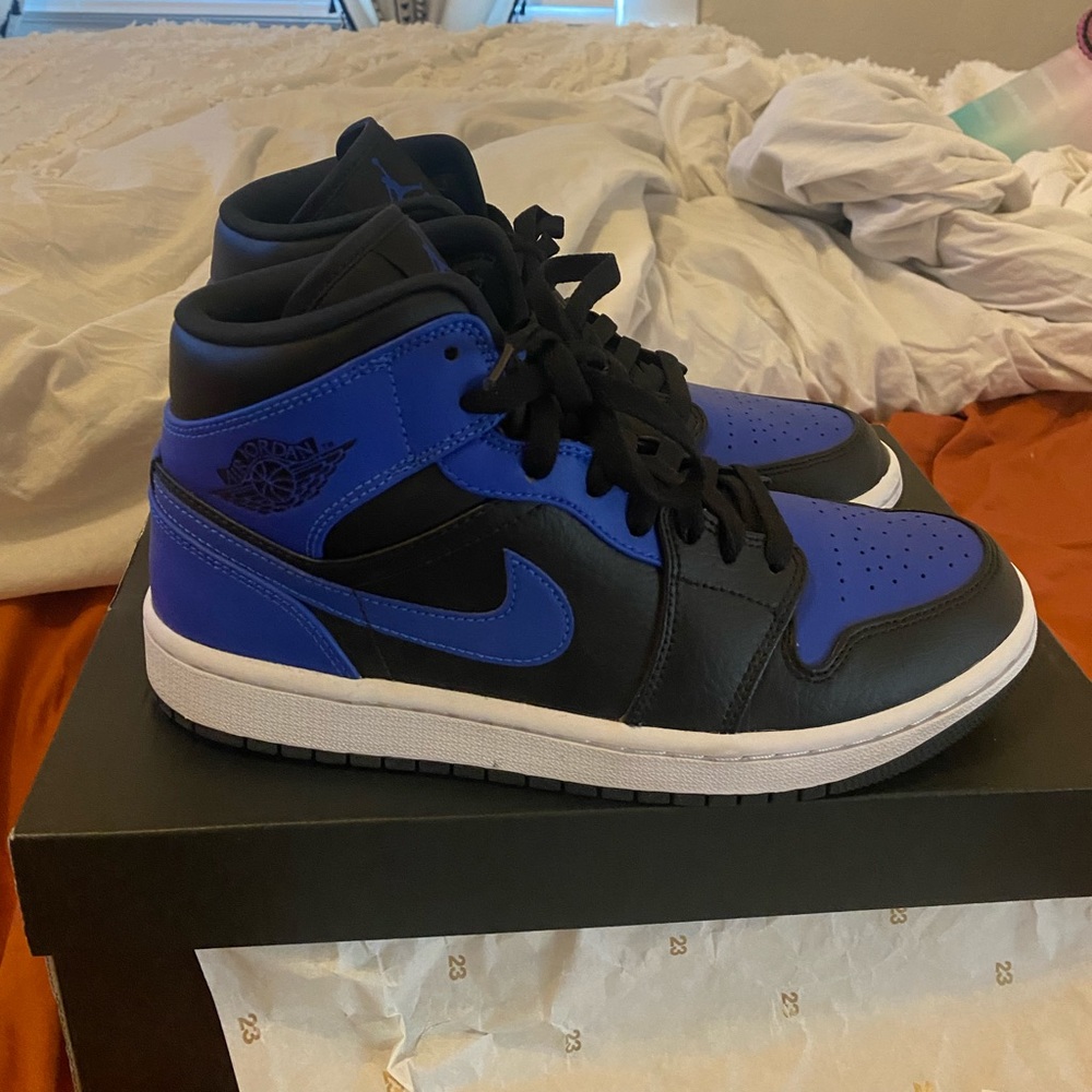 (SOLD) Air Jordan 1 mid “hyper royal”